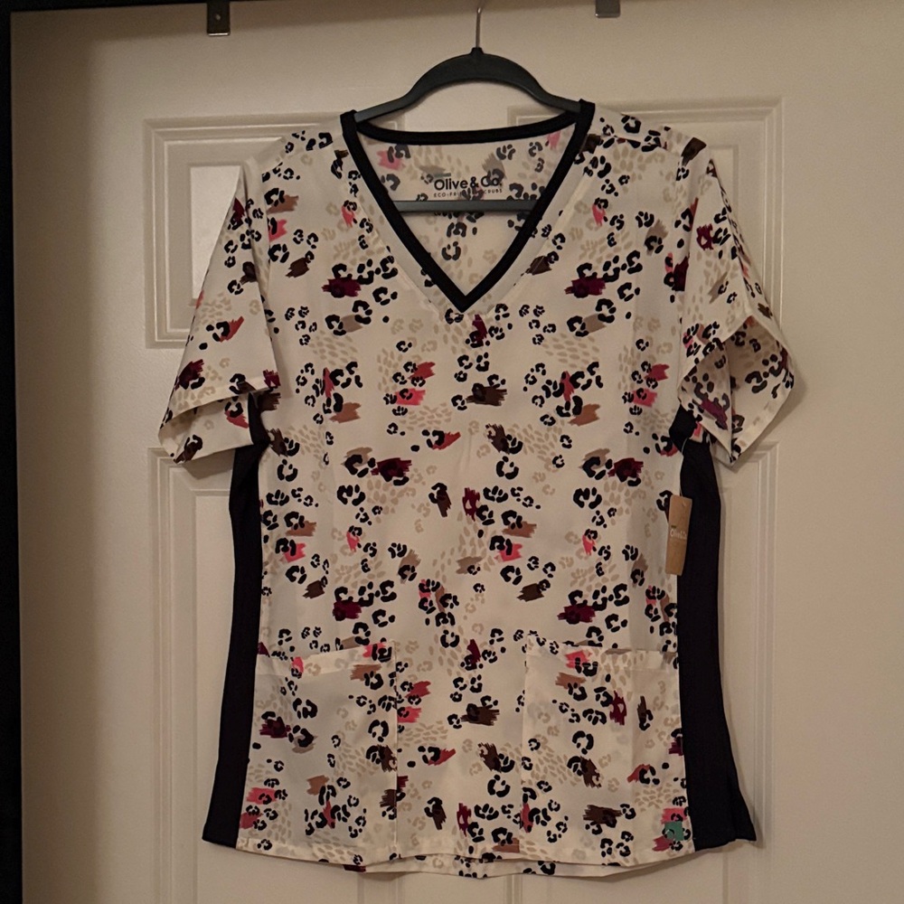 Olive & Oak Women's V-Neck Printed Top - Cream and Black